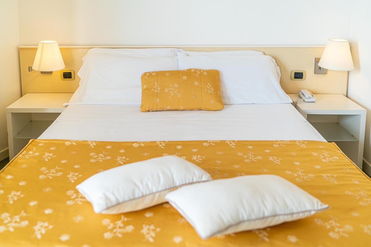 Hotel Karinzia Каорле Экстерьер фото