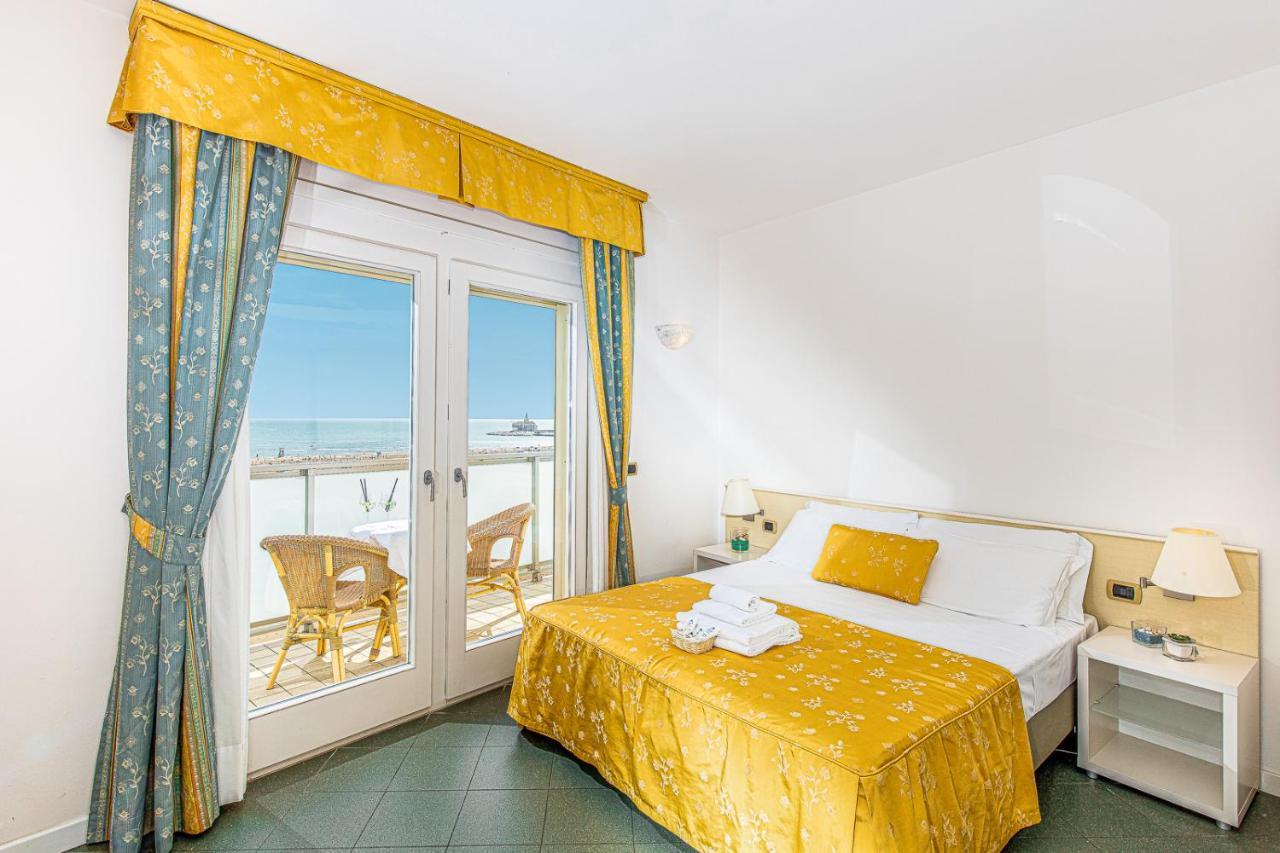 Hotel Karinzia Каорле Экстерьер фото