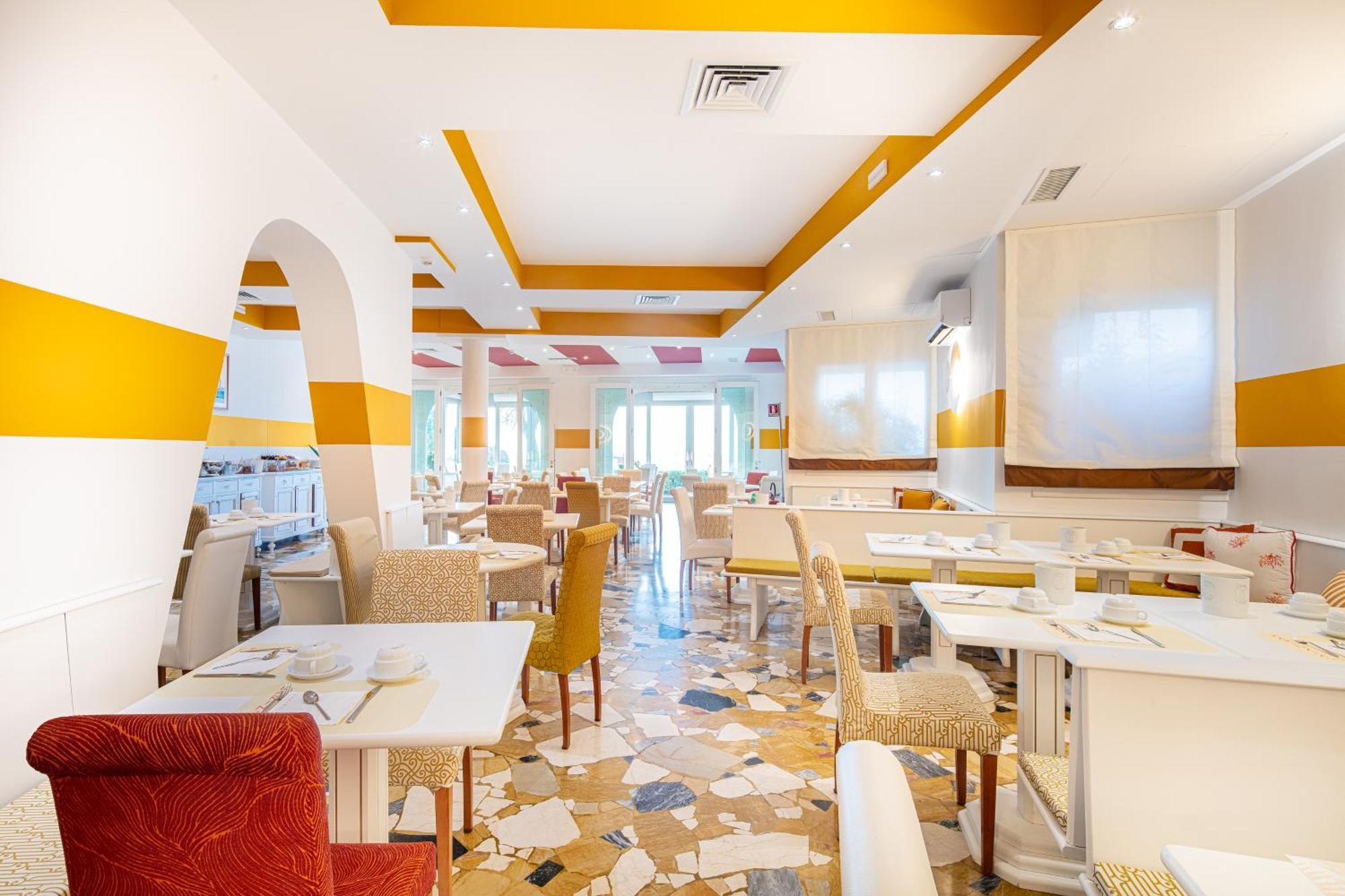 Hotel Karinzia Каорле Экстерьер фото